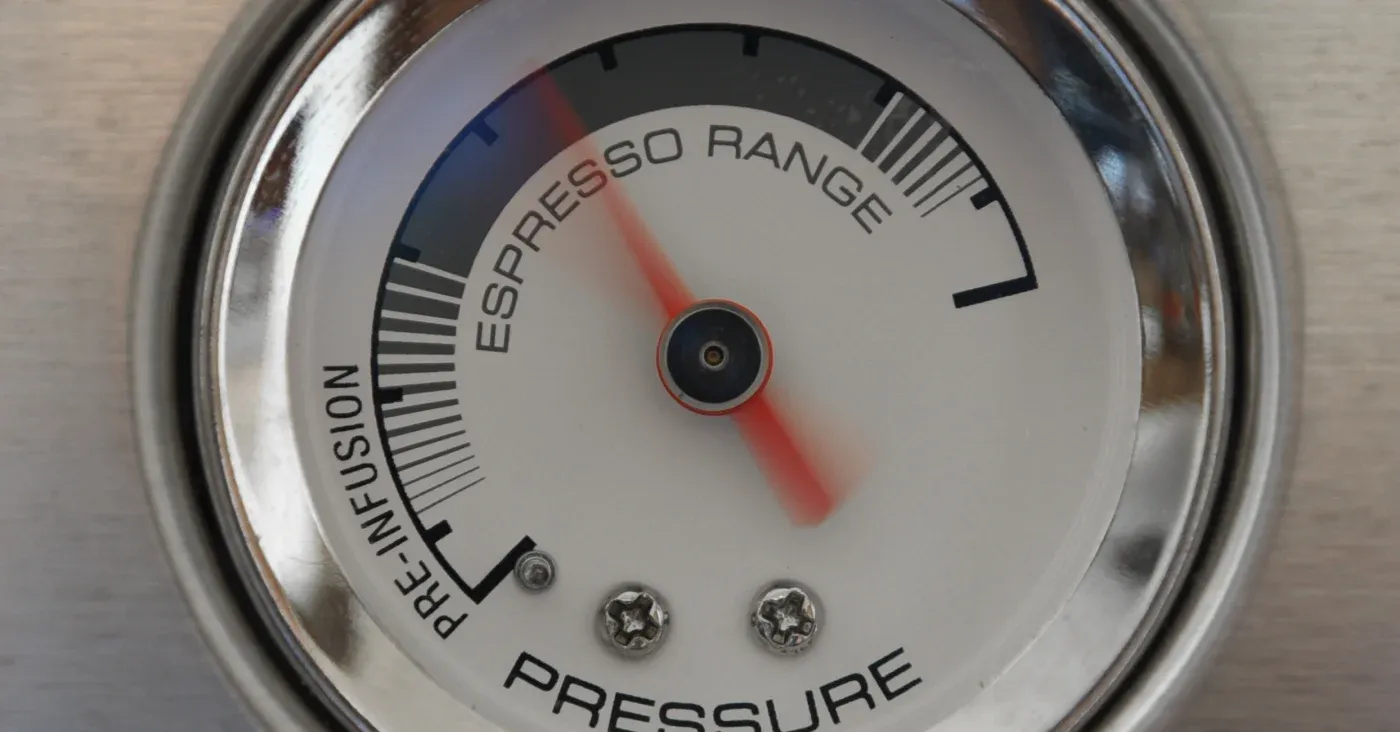 Pressure gauge with raising needle